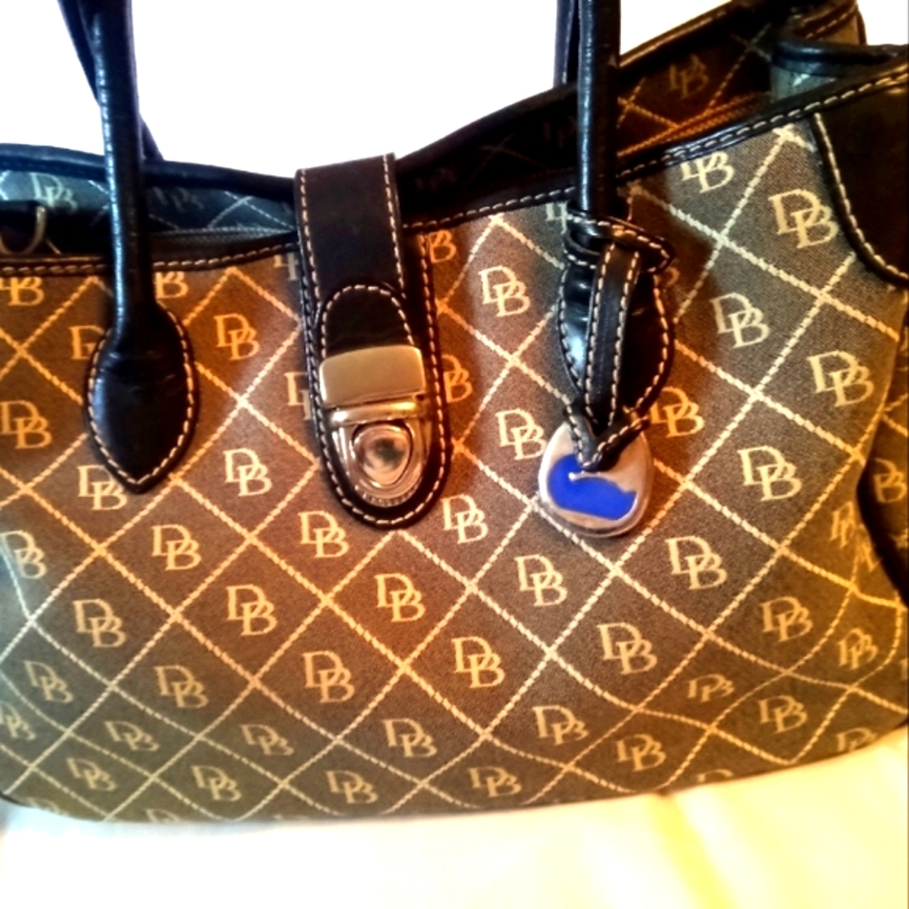 Medium Sized Dooney Bourke signature black and gray shopper excellent condition
